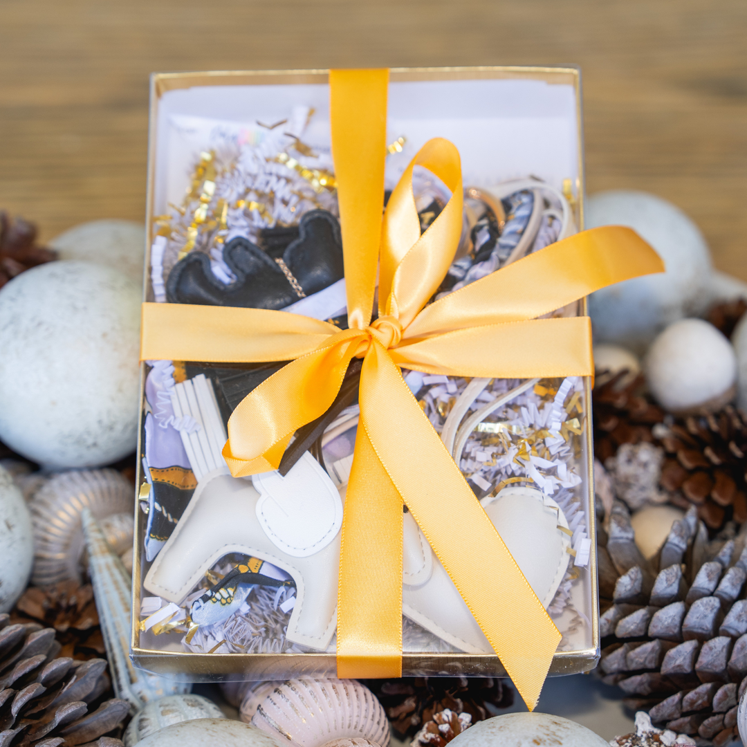 Oprah's Favorite Things 2025 - Black/Winter White Bag Charm Set